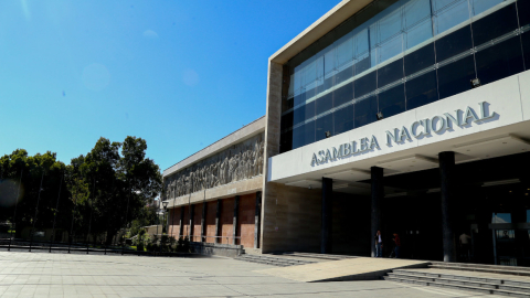 Vista exterior del edificio de la Asamblea Nacional del Ecuador.