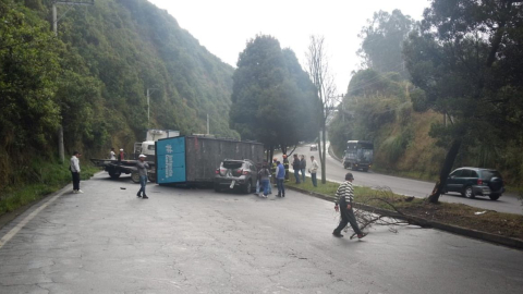 Accidente de tránsito en la av. Simón Bolívar, a la altura de la curva de Santa Rosa, en Quito, el 22 de agosto de 2023.