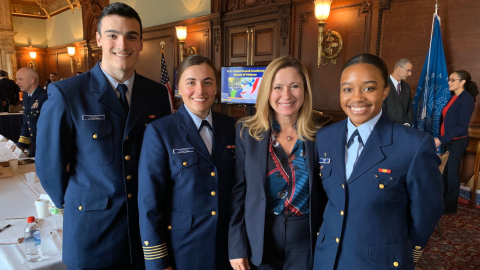 
Debbie Mucarsel-Powell con miembros de la Guardia Costera de Estados Unidos, el 7 de agosto de 2023.
