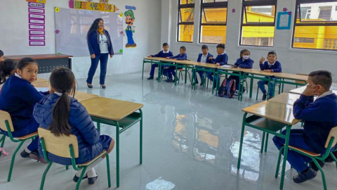 Estudiantes en un aula de clases de la Unidad Educativa Juan Larrea Holguín, de Quito, el 22 de agosto de 2023.