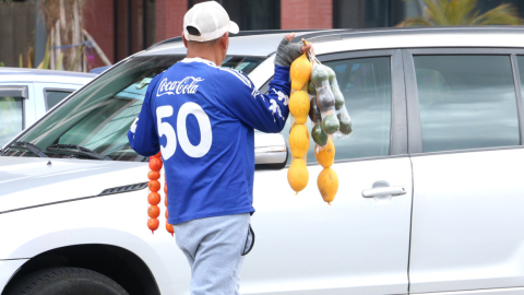 Un vendedor de frutas en una calle de Quito, 25 de julio de 2023. 