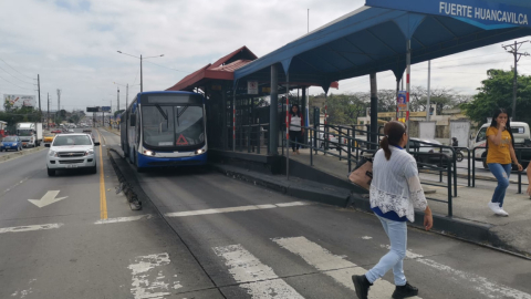 Una persona cruza hacia una estación de la Metrovía, en el norte de Guayaquil, el 28 de julio de 2023. 