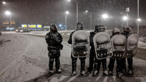 Policías resguardan un supermercado en Bariloche, en Argentina, ente la ola de saqueos, el 22 de agosto de 2023.