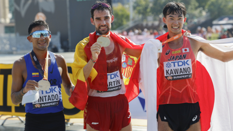 Brian Daniel Pintado (izquierda) con la medalla de plata en el Mundial de Budapest, el 24 de agosto de 2023. 