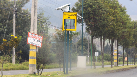 Un radar de control de velocidad en la vía Ejido-Sayausí, en Cuenca.