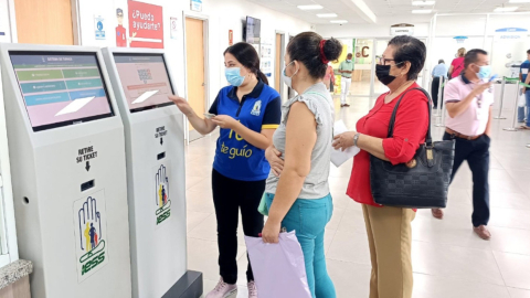 Atención a afiliados y jubilados en un centro del IESS.