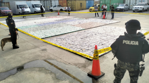 Dos policías junto a la cocaína incautada en el operativo Jericó en tres provincias de Ecuador, el 24 de agosto de 2023. 