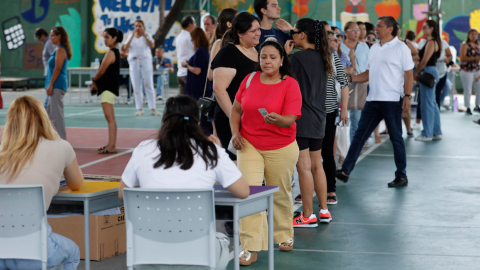 Ciudadanos votando en un recinto electoral de Guayaquil, el 20 de agosto de 2023. 