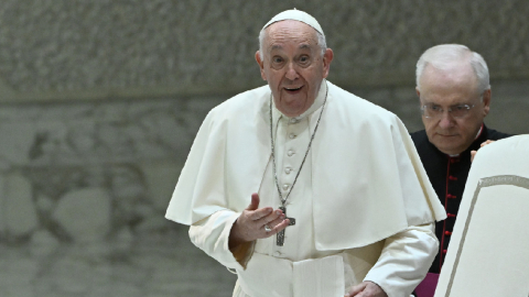 El Papa Francisco llega al salón Pablo VI para una audiencia con las monjas de las Hermanas Discípulas de Jesús, el 25 de agosto de 2023, en el Vaticano.
