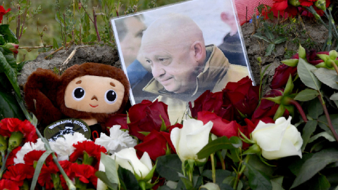 Un retrato de Yevgeny Prigozhin entre flores en un monumento improvisado frente al Centro Wagner de la Compañía Militar Privada (PMC) en San Petersburgo, el 25 de agosto de 2023.