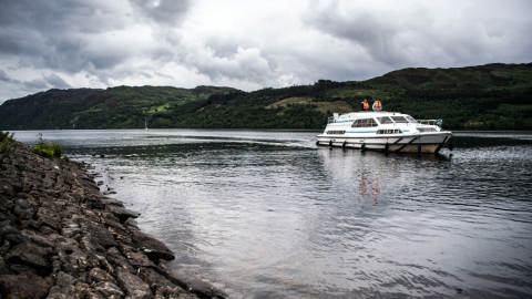 Una embarcación cruza las aguas del lago Ness, en julio de 2023.