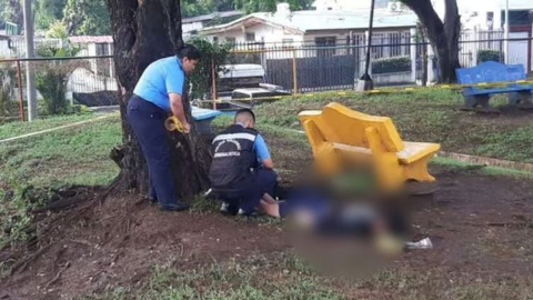 Cuerpos de socorro de Managua levantan el cuerpo del jugador víctima de un rayo.