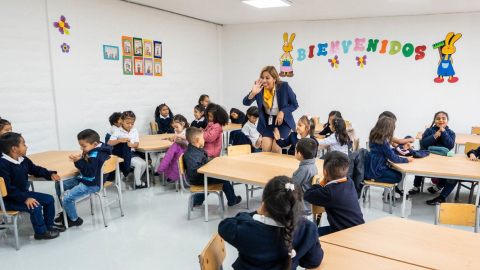 Estudiantes reciben clases en una escuela fiscal de Quito, el 22 de agosto de 2023.