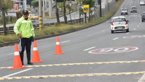 Personal de tránsito señaliza la vía Cuenca-Azogues, en donde se encuentran los radares de velocidad, el 28 de agosto de 2023.