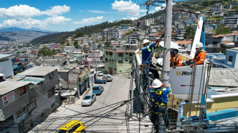 Trabajos en la red eléctrica por parte de la Empresa Eléctrica Quito, el 26 de agosto de 2023.