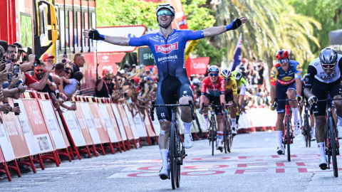 Kaden Groves cruza la meta y se lleva el triunfo en la Etapa 4 de la Vuelta a España, el 29 de agosto de 2023.