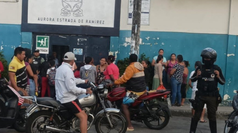 Un policía resguardando los exteriores de una escuela en el sur de Guayaquil, el 26 de agosto de 2023. 