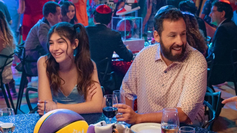 Adam Sandler (derecha) junto a su hija en la pantalla y fuera de ella, Sunny, en la nueva película de Netflix. 