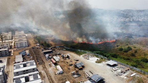 Un incendio forestal afecta terrenos detrás del plan habitacional Socio Vivienda, en Guayaquil. 