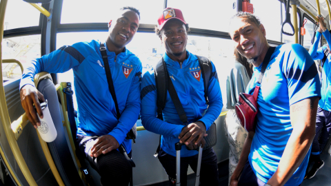 Renato Ibarra, Jhojan Julio y José Quintero, durante el viaje de Liga de Quito a Sao Paulo, el 29 de agosto de 2023.