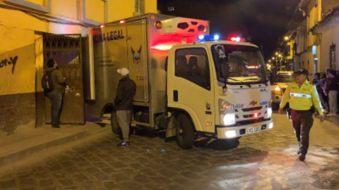 La ambulancia de Medicina Legal en una vivienda del centro de Cuenca, el 29 de agosto de 2023.