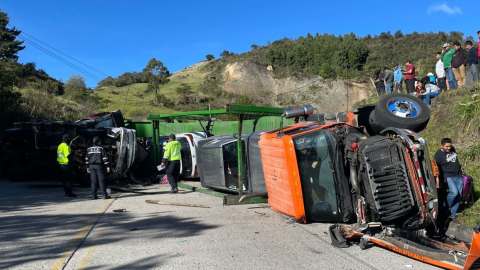 Un tráiler y un camión se accidentaron en la vía Cuenca-Loja, el 30 de agosto de 2023.