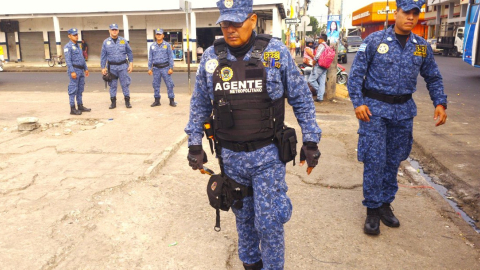 Un grupo de metropolitanos vigilando a comerciantes en Guayaquil, el 29 de agosto de 2023. 