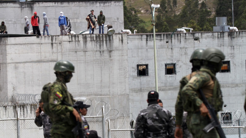 Militares caminan en los exteriores de la cárcel de Turi, en Cuenca, donde los presos se amotinaron el 30 de agosto de 2023.