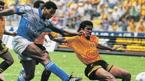 Eduardo 'Tanque' Hurtado (izquierda), durante un partido ante Barcelona SC, por el torneo local. 