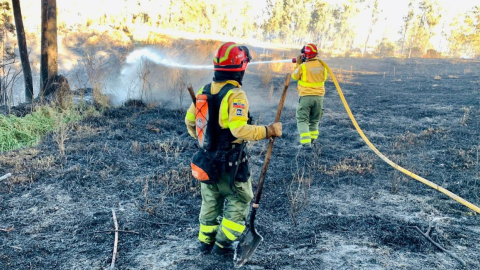 Bomberos trabajan en un incendio forestal en Quito, el 30 de agosto de 2023.