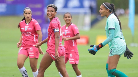 Hillaris Villasana (medio) sonríe durante un partido con Dragonas en la Superliga femenina, en 2023.