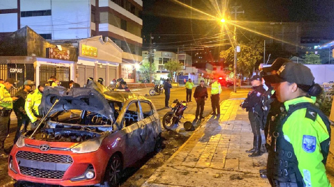 Carro incendiado en el sector de La Mariscal, Quito, el 30 de agosto 2023.