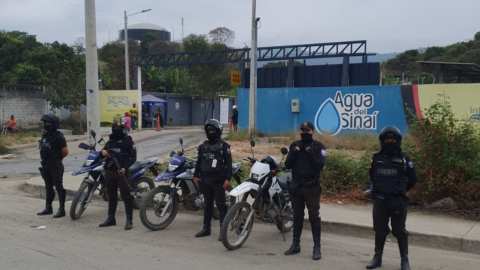 Un grupo de policías resguarda los exteriores de la planta de bocatoma de agua de Monte Sinaí, en Guayaquil, el 31 de agosto de 2023. 