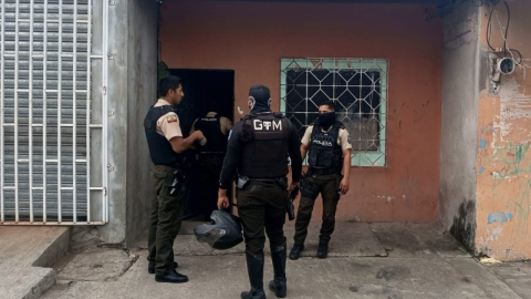 Policías motorizados rescataron a un secuestrado y detuvieron a dos sospechosos en una casa de la Isla Trinitaria, al sur de Guayaquil. 