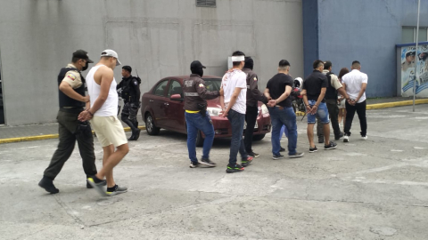 Imagen referencial. Detenidos son trasladados a la dependencia policial en Guayaquil, el 25 de agosto de 2023. 