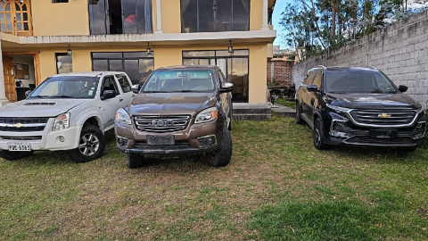 Evidencias de tres autos decomisados, tras la captura de una banda en Pichincha, Quito, el 1 de septiembre de 2023. 