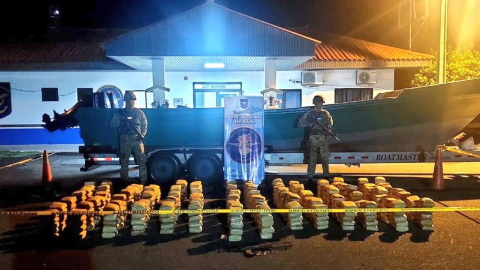 Personal del Servicio Nacional Aeronaval de Panamá muestra la droga interceptada.