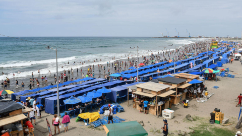 Turistas durante el feriado de Semana Santa 2023, en Manta.