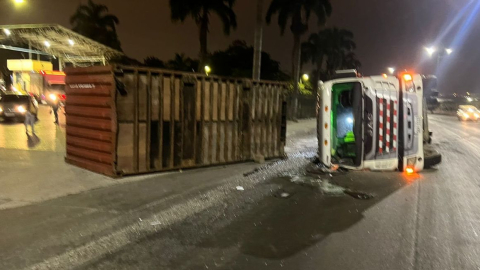 Un camión se volcó en la vía Perimetral, en Guayaquil, el 4 de septiembre de 2023.