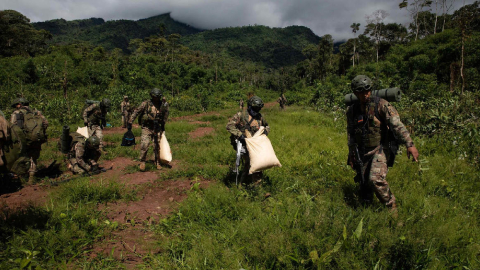 Soldados peruanos participan en un operativo para la voladura con explosivos de una pista de aterrizaje clandestina, el 7 de junio de 2022, en la zona Vraem.