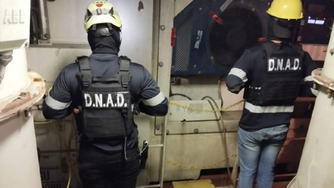 Agentes policiales de Panamá durante el decomiso de droga que salió de Guayaquil, el 4 de septiembre de 2023.