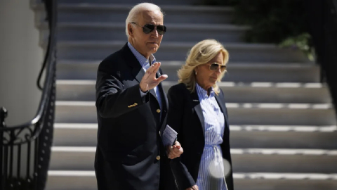 El Presidente estadounidense Joe Biden y la Primera Dama Jill Biden caminan por el césped Sur de la Casa Blanca antes de abordar Marine One en Washington.