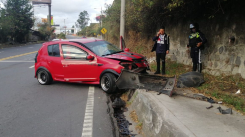 Un vehículo se accidentó en la avenida Interoceánica, en Quito, el 5 de septiembre de 2023.