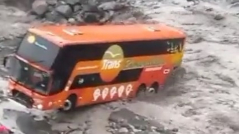 Vista frontal del bus de TransEsmeraldas que cayó al río Marker, en Lago Agrio, el 5 de septiembre de 2023. 