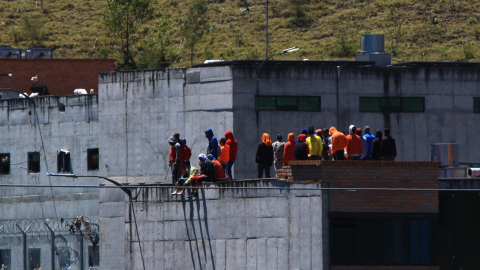 Presos se toman los techos de la cárcel de Turi, en Cuenca, el 30 de agosto de 2023.