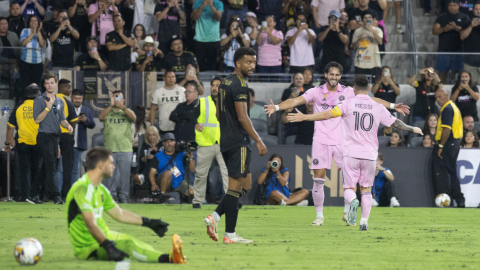 Leonardo Campana celebra con Lionel Messi en el partido del Inter Miami ante Los Angeles FC, el 3 de septiembre de 2023.