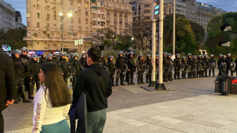 Miembros de la Policía tras desalojar a los hinchas ecuatorianos del Obelisco, en Buenos Aires, el 6 de septiembre de 2023.