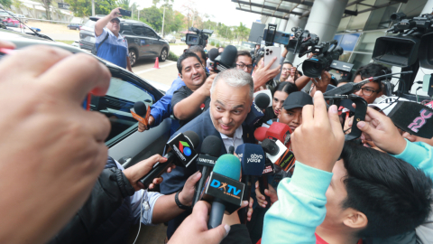 El presidente de la Federación Boliviana de Futbol (FBF), Fernando Costa (c), habla con periodistas en Santa Cruz (Bolivia). 