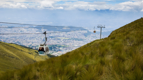 Imagen de una de las cabinas del Teleférico de Quito.