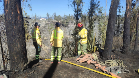 Bomberos trabajan para apagar el incendio en Tababela. 7 de septiembre de 2023